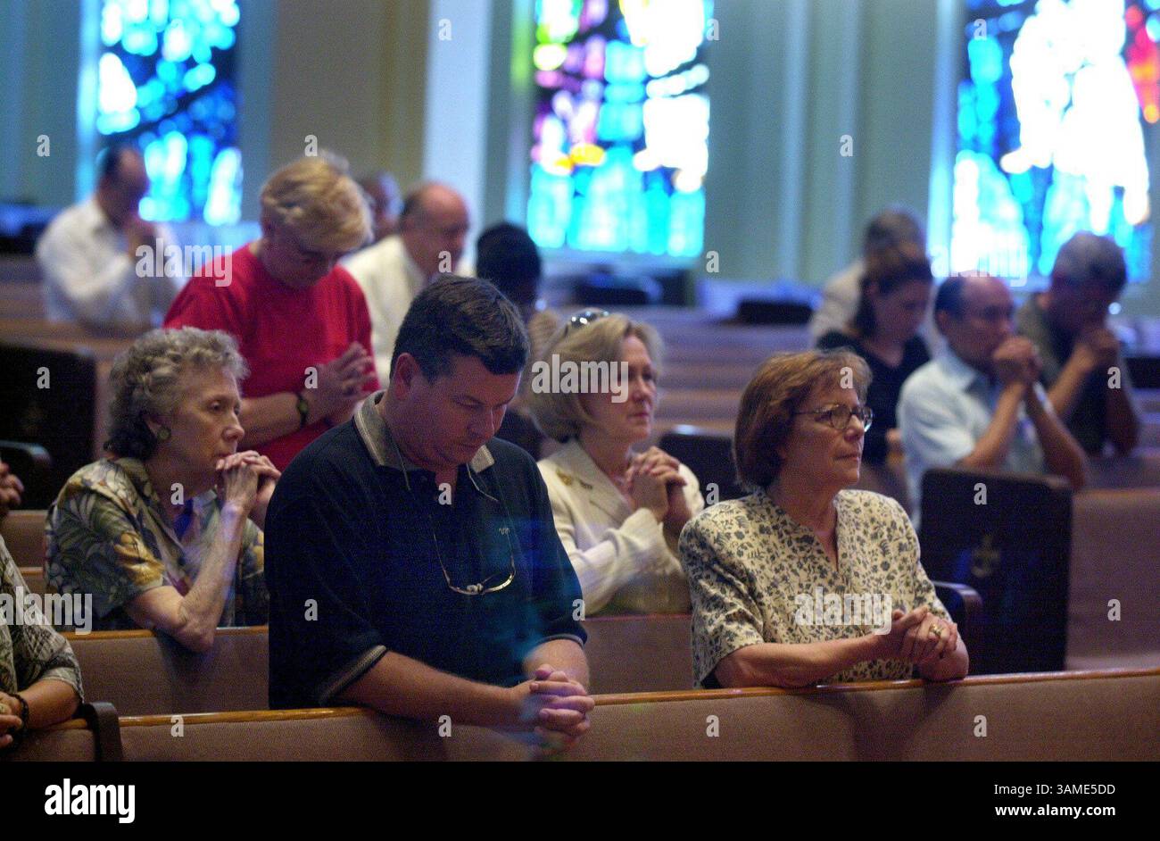 11 settembre 2001 - Stati Uniti - KRT LA NOTIZIA degli Stati Uniti È STATA BLOCCATA: ATTACKS-REACTION KRT FOTOGRAFIA DI JOHN RAOUX/ORLANDO SENTINEL (11 settembre) ORLANDO, FL--- la gente prega in una messa speciale a mezzogiorno al St. James Catholic Cathderal di Orlando, Florida, per pregare per le famiglie e le vittime degli attacchi al World Trade Center martedì 11 settembre 2001. (OR) NC KD BL 2001 (Horiz) (lde) (immagine di credito: © Orlando Sentinel/mct/ZUMAPRESS.com) Foto Stock