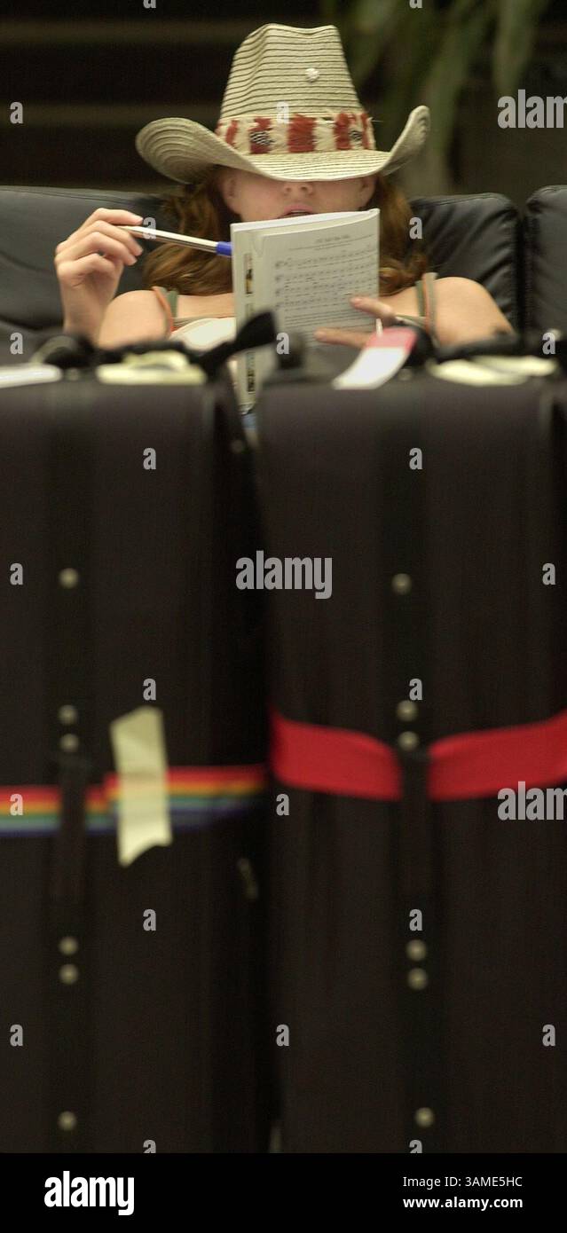 13 settembre 2001 - Stati Uniti - KRT LA NOTIZIA degli Stati Uniti SLUGGED: ATTACKS-REACTION KRT FOTOGRAFIA DI ed SUBA JR/AKRON BEACON JOURNAL (13 settembre) CLEVELAND, OH - Emily White aspetta all'aeroporto internazionale Hopkins di Cleveland dopo che il suo volo per Atlanta è stato cancellato alle 11 del mattino di giovedì 13 settembre 2001. (AK) NC KD BL 2001 (Vert) (mvw) (immagine di credito: © Akron Beacon Journal/mct/ZUMAPRESS.com) Foto Stock