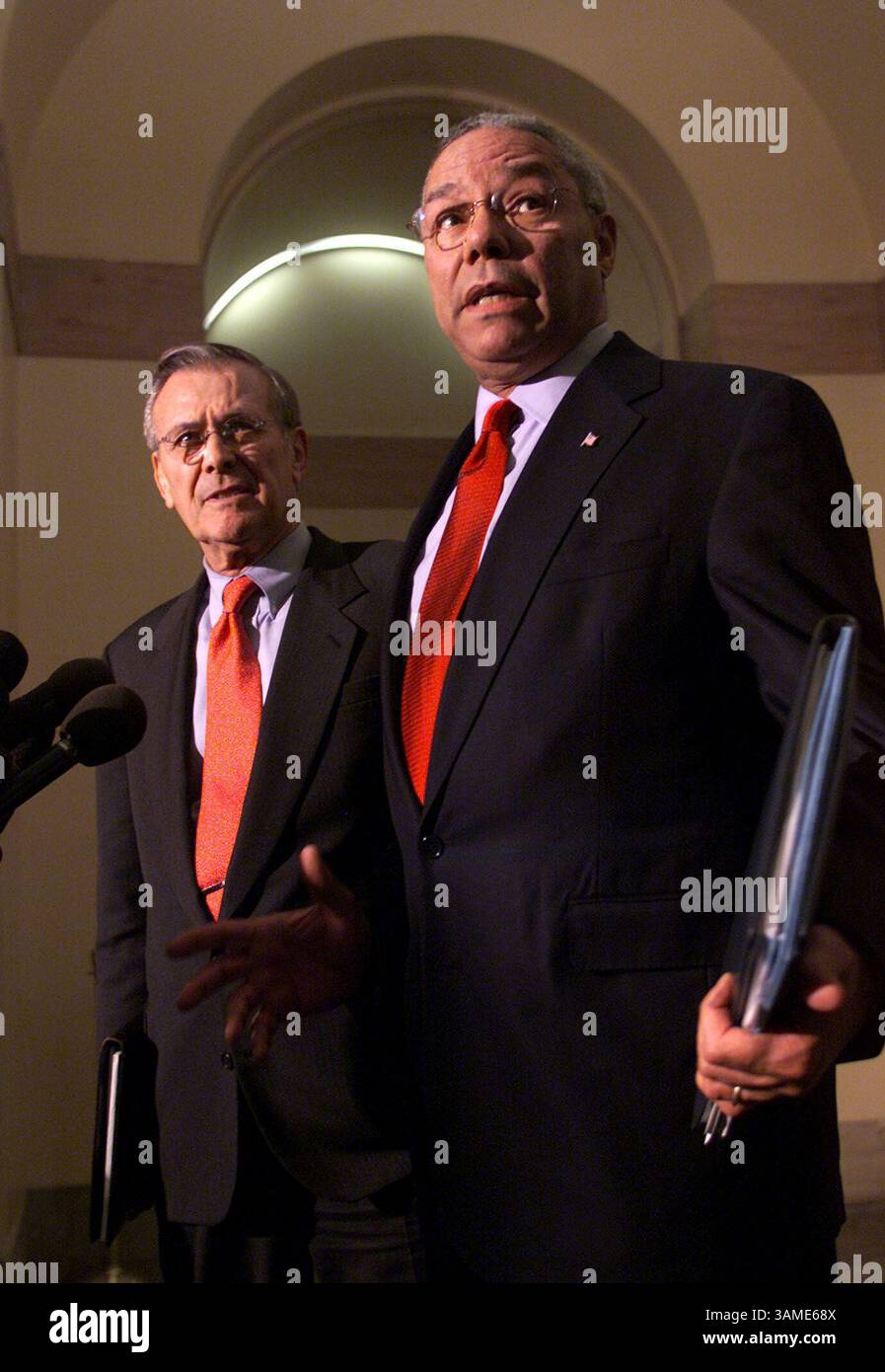 25 settembre 2001 - Stati Uniti - KRT LA NOTIZIA americana È STATA BLOCCATA: POWELL KRT FOTOGRAFIA DI CHUCK KENNEDY (settembre 25) WASHINGTON, DC - il Segretario alla difesa Donald Rumsfeld e il Segretario di Stato Colin Powell parlano ai giornalisti dopo aver tenuto un briefing al Campidoglio degli Stati Uniti al Comitato di Intelligence del Senato e a quasi tutto il Senato in una riunione segreta sulle indagini in corso e sulla pianificazione strategica in seguito agli attacchi contro gli Stati Uniti. (KRT) KD BL 2001 (Vert) (lde) (immagine di credito: © PHOTOGNOSOURCE/mct/ZUMAPRESS.com) Foto Stock
