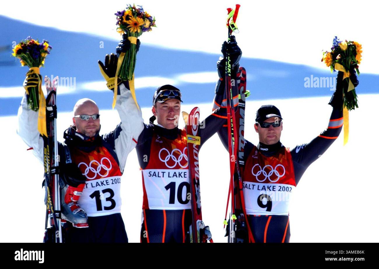 10 febbraio 2002 - Stati Uniti - KRT STORIA SPORTIVA SLUGGED: OLY-ALPINE-DOWNHILL KRT FOTOGRAFIA DI VICKI VALERIO/PHILADELPHIA INQUIRER (10 febbraio) OGDEN, UT--- Medaglia d'argento Lasse Kjus, Norvegia, medaglia d'oro Fritz Strobl, Austria, e la medaglia di bronzo Stephan Eberharter d'Austria riconoscono la folla alla cerimonia dei fiori al corso di discesa maschile a Snowbasin Ski area di Snowbasin Ski area domenica 10 febbraio 2002 nello Utah. (PH) NC KD BL 2002 (Horiz) (lde) (immagine di credito: © Philadelphia Inquirer/mct/ZUMAPRESS.com) Foto Stock