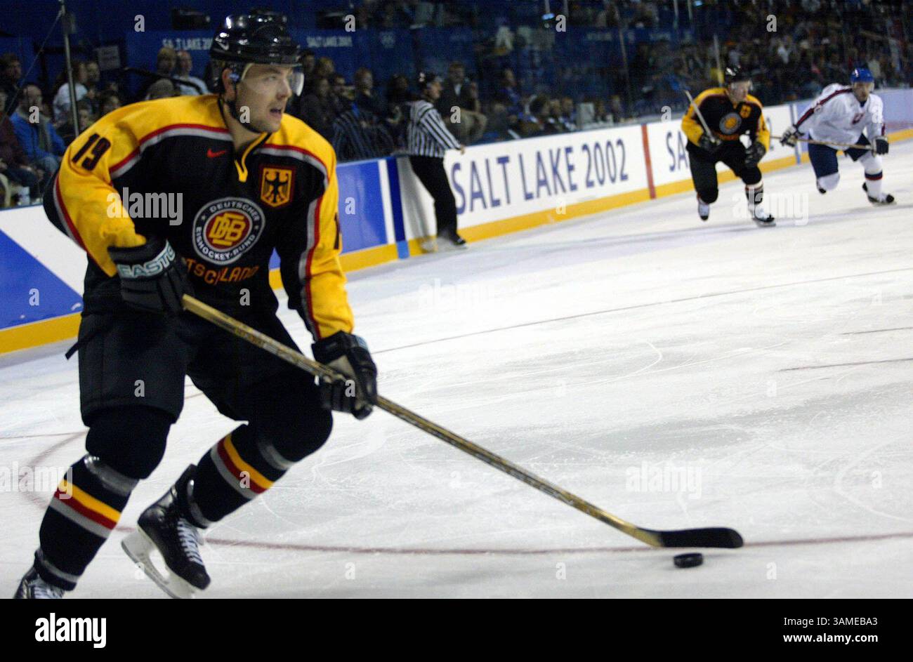 9 febbraio 2002 - Stati Uniti - KRT SPORTS STORY SLUGGED: OLY-PURDY-COLUMN KRT PHOTOGRAPH BY MERI SIMON/SAN JOSE MERCURY NEWS (10 febbraio) l'attaccante dei San Jose Sharks Marco Sturm gioca per la squadra di hockey tedesca in un turno preliminare alle Olimpiadi contro la Slovacchia all'e Center di West Valley City, Utah. (SJ) BL NC KD 2002 (Horiz) (lde) (immagine di credito: © San Jose Mercury News/mct/ZUMAPRESS.com) Foto Stock