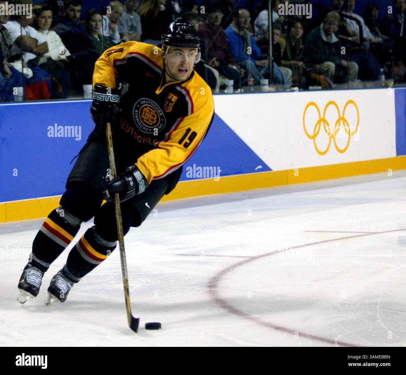 9 febbraio 2002 - Stati Uniti - KRT SPORTS STORY SLUGGED: OLY-PURDY-COLUMN KRT PHOTOGRAPH BY MERI SIMON/SAN JOSE MERCURY NEWS (10 febbraio) l'attaccante dei San Jose Sharks Marco Sturm gioca per la squadra di hockey tedesca in un turno preliminare alle Olimpiadi contro la Slovacchia all'e Center di West Valley City, Utah. (SJ) BL NC KD 2002 (Horiz) (lde) (immagine di credito: © San Jose Mercury News/mct/ZUMAPRESS.com) Foto Stock