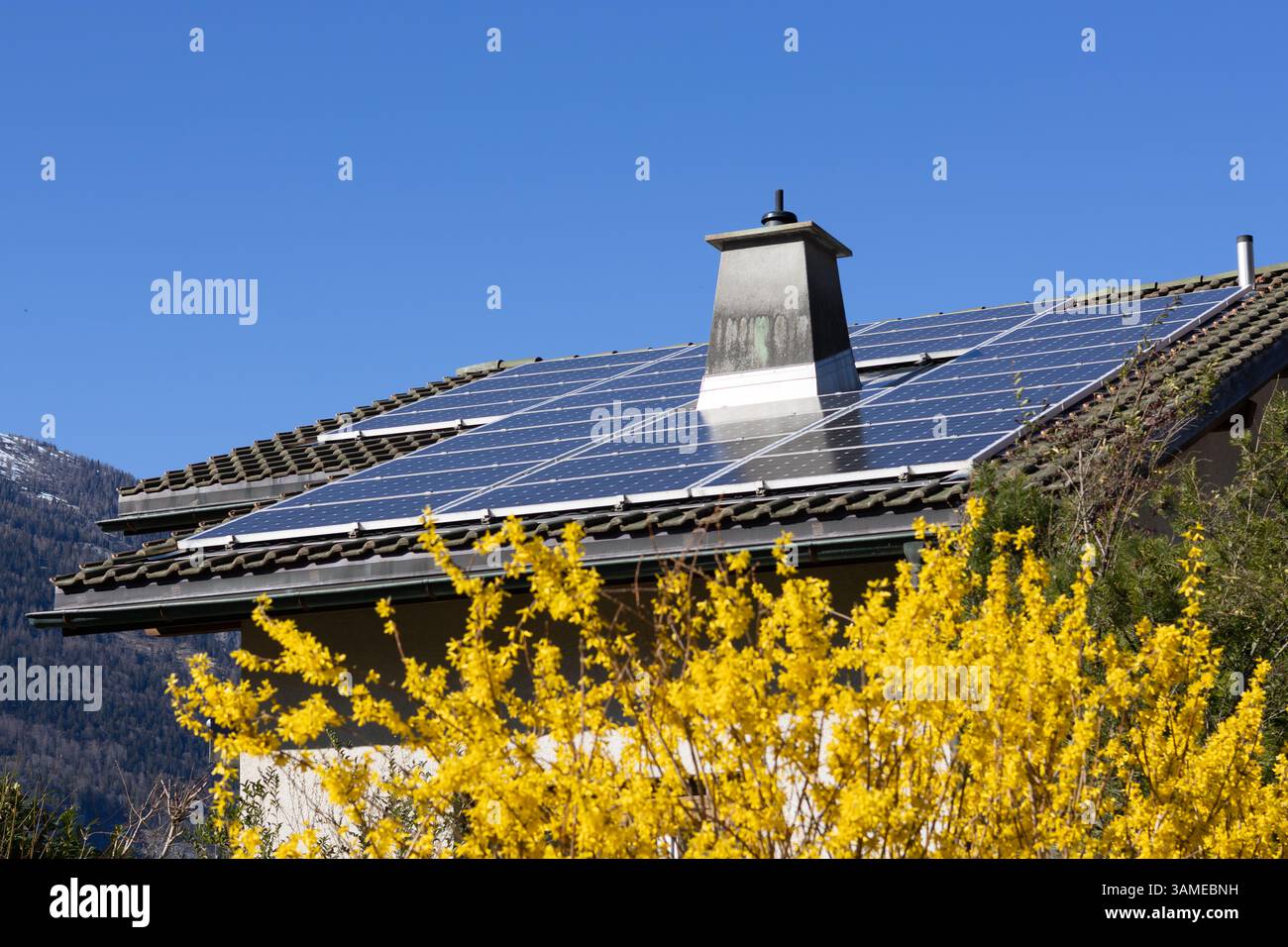 piccola casa unifamiliare con tetto solare Foto Stock