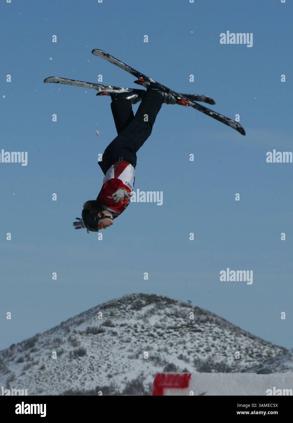 16 febbraio 2002 - Stati Uniti - KRT SPORTS STORY SLUGGED: OLY-AERIAL KRT PHOTOGRAPH BY MERI SIMON/SAN JOSE MERCURY NEWS (16 febbraio) PARK CITY, UT-- USA Barbara Petzold esegue la sua seconda antenna di due nelle qualifiche aeree olimpiche femminili al Deer Valley Resort di Park City, Utah, sabato 16 febbraio 2002. (SJ) BL NC KD 2002 (Vert) (lde) (immagine di credito: © San Jose Mercury News/mct/ZUMAPRESS.com) Foto Stock