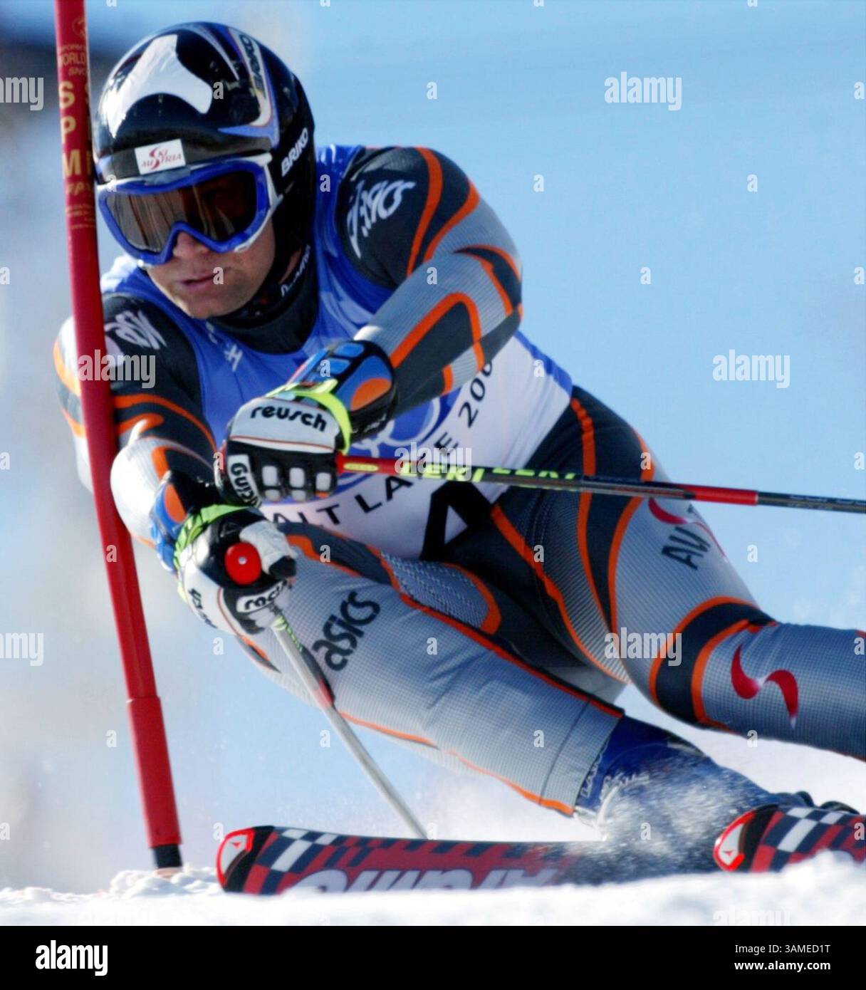 21 febbraio 2002 - Stati Uniti - NO MAGS, NO SALES -- KRT SPORTS STORY SLUGGED: OLY-ALPINE-GIANT KRT PHOTOGRAPH BY ERICH SCHLEGEL/DALLAS MORNING NEWS (21 febbraio) PARK CITY, UT--- medaglia d'oro Stephan Eberharter, dell'Austria, colpisce un cancello durante una sua corsa nello Slalom gigante maschile delle Olimpiadi invernali 2002 a Park City, Utah giovedì 21 febbraio 2002. (DA) NC KD BL 2002 (Vert) (immagine digitale) (smd) (immagine di credito: © Dallas Morning News/mct/ZUMAPRESS.com) Foto Stock