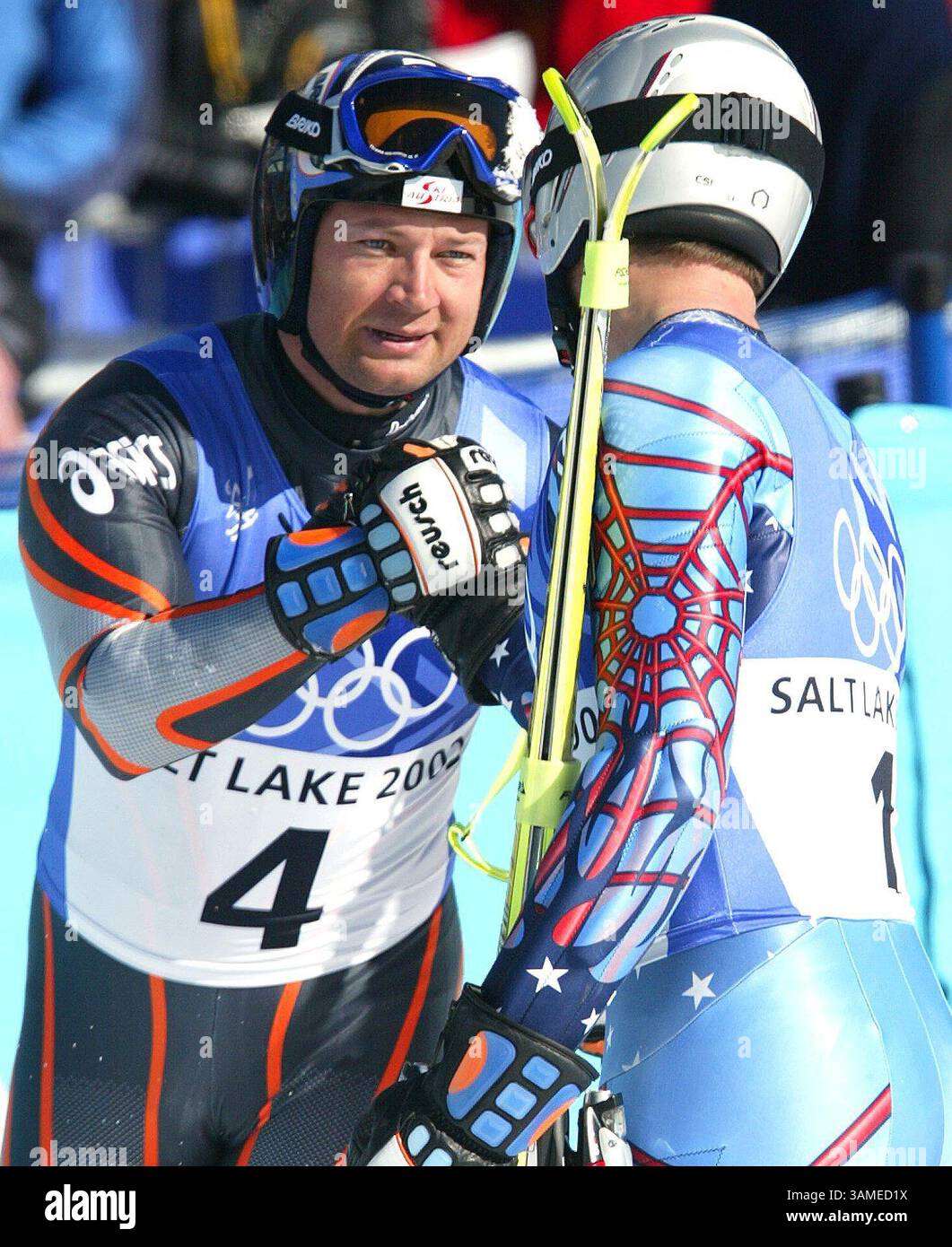 21 febbraio 2002 - Stati Uniti - KRT STORIA DI SPORT SLUGGED: OLY-ALPINE-GIANT KRT FOTOGRAFIA DI RON JENKINS/FORT WORTH STAR-TELEGRAM (DALLAS OUT) (21 febbraio) PARK CITY, UT--- Medaglia d'oro Stephan Eberharter, dell'Austria, Left, è congratulato con il vincitore della medaglia d'argento Bode Miller, degli Stati Uniti, a seguito dello Slalom gigante maschile delle Olimpiadi invernali del 2002 a Park City, Utah giovedì 21 febbraio 2002. (FT) NC KD BL 2002 (Vert) (smd) (immagine di credito: © Fort Worth Star-Telegram/mct/ZUMAPRESS.com) Foto Stock