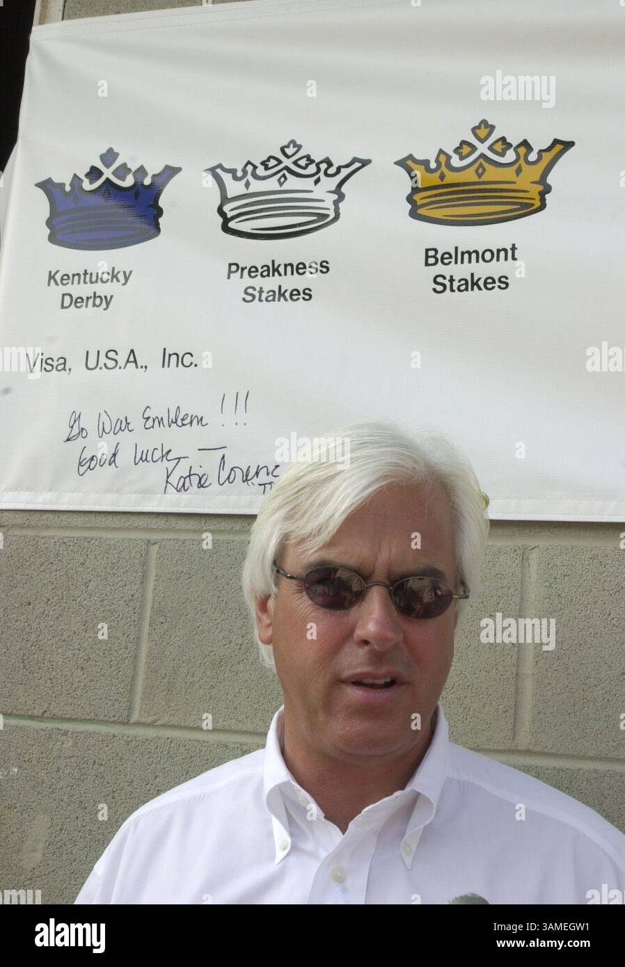 4 giugno 2002 - FRANCOBOLLO, Stati Uniti - KRT STORIA SPORTIVA SLUGGED: RAC-WAREMBLEM KRT FOTOGRAFIA DI DAVID PERRY/LEXINGTON HERALD-LEADER (4 giugno) LOUISVILLE, KY-- Bob Baffert, allenatore di War Emblem, incontrò i media sotto uno striscione Triple Crown fuori dal suo fienile a Churchill Downs martedì 4 giugno 2002 dopo l'ultimo allenamento del cavallo a Louisville, Kentucky, prima di sabato Belmont Stakes. (LX) NC KD BL 2002 (Vert) (lde) (immagine di credito: © Lexington Herald-leader/mct/ZUMAPRESS.com) Foto Stock