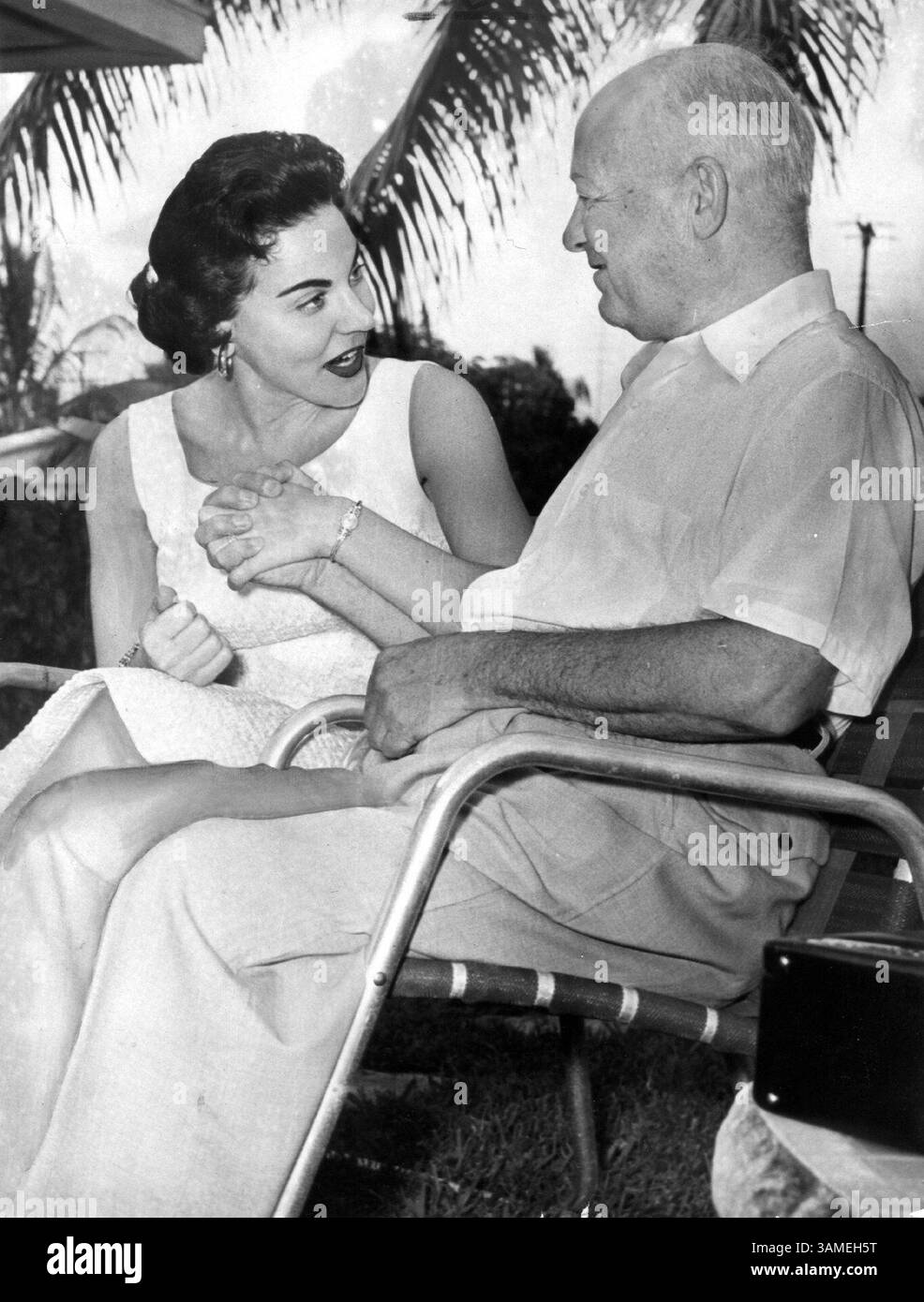 22 giugno 2002 - FRANCOBOLLO, Stati Uniti - KRT US NEWS SLUGGED: OBIT-LANDERS KRT FOTOGRAFIA DI DOUG KENNEDY/MIAMI HERALD (FORT LAUDERDALE OUT) (22 giugno) Ann Landers incontra il suo fan numero uno a Miami Beach nel 1957. Simon Davis scrisse la sua prima lettera di fan dieci anni prima, nel 1947, quando la sua rubrica cominciò ad apparire sul Miami Herald. La colonnista Ann Landers, mostrata in questa foto del file di ottobre 1957, il cui vero nome era Esther Lederer, è morta oggi, 22 giugno 2002. Aveva 83 anni. (MI) NC KD 2002 (Vert) (lde) (SOLO B&N) (immagine di credito: © Miami Herald/mct/ZUMAPRESS.com) Foto Stock