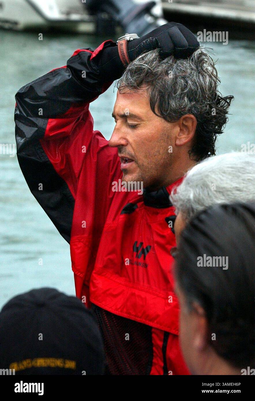 22 GIUGNO 2002 - FRANCOBOLLO, STATI UNITI - KRT US NEWS STORY SLUGGED: SEADOO-CROSSING KRT FOTO DI CANDACE BARBOT/MIAMI HERALD (FORT LAUDERDALE OUT) (GIUGNO 28) . Lo spagnolo Alvaro de Marichalar y Saenz de Tejeda rilassa il 22 giugno 2002, dopo essere arrivato a Miami Beach, in Florida, dopo aver attraversato l'Atlantico su una moto d'acqua personale Sea-Doo. (MI) NC KD BL 2002 (Vert) (gsb) (immagine di credito: © Miami Herald/mct/ZUMAPRESS.com) Foto Stock