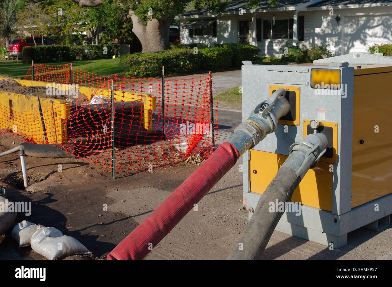 Strade in costruzione con barriere di sicurezza, tubi dell'acqua bianca temporanei e sistema di drenaggio. Tubi di drenaggio, coni di avvertenza e attrezzature che garantiscono Foto Stock