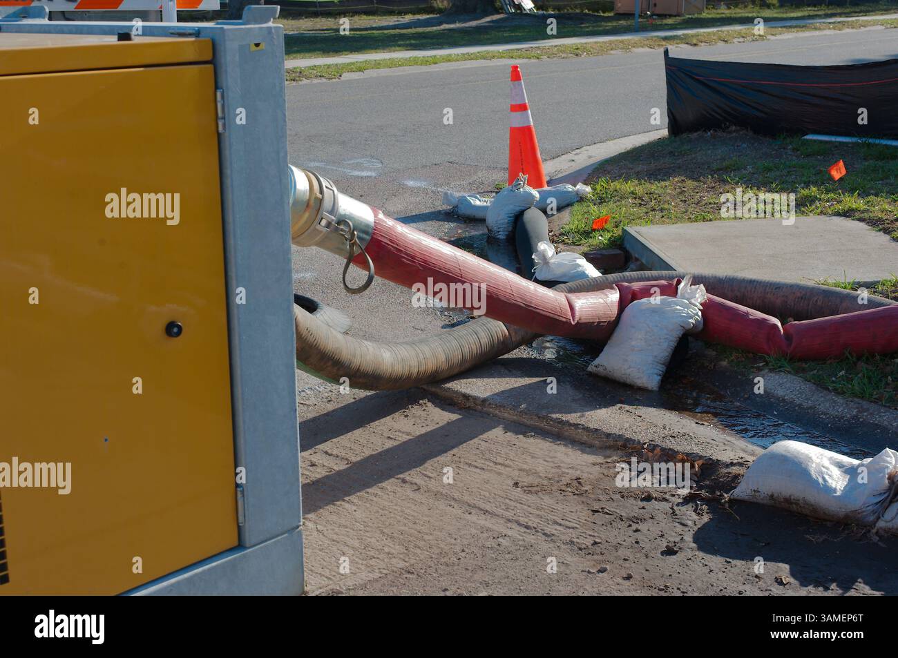 Strade in costruzione con barriere di sicurezza, tubi dell'acqua bianca temporanei e sistema di drenaggio. Tubi di drenaggio, coni di avvertenza e attrezzature che garantiscono Foto Stock