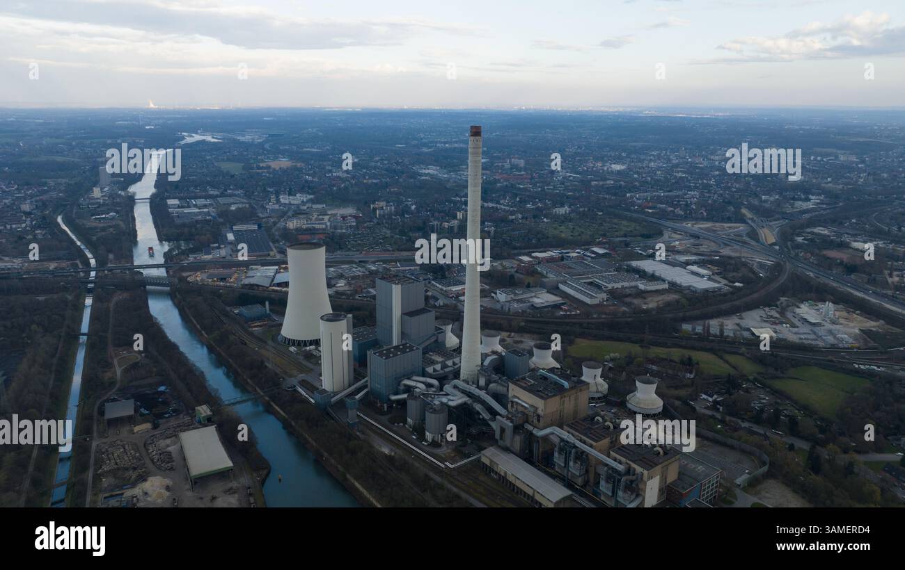 Centrali elettriche a combustibili fossili, generazione di elettricità mediante combustione di carbone. Gas in fiamme. CO2 cambiamento climatico. Transistor di energia. Vista aerea. Foto Stock