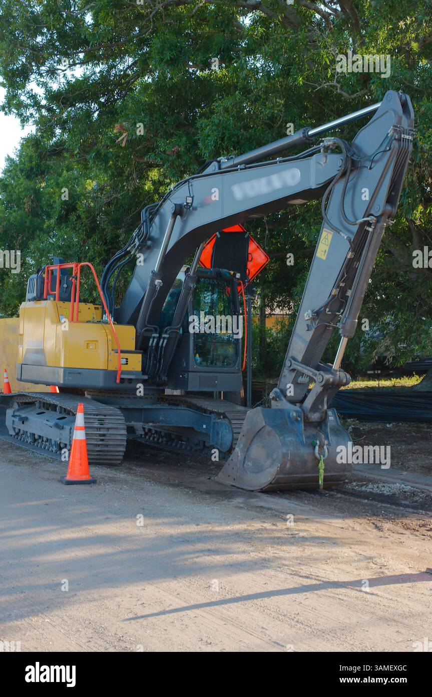 Urban Construction Worksite con scavo e installazione di servizi pubblici. Sito di scavo protetto da barriere e recinzioni per la costruzione di sottosuolo Foto Stock