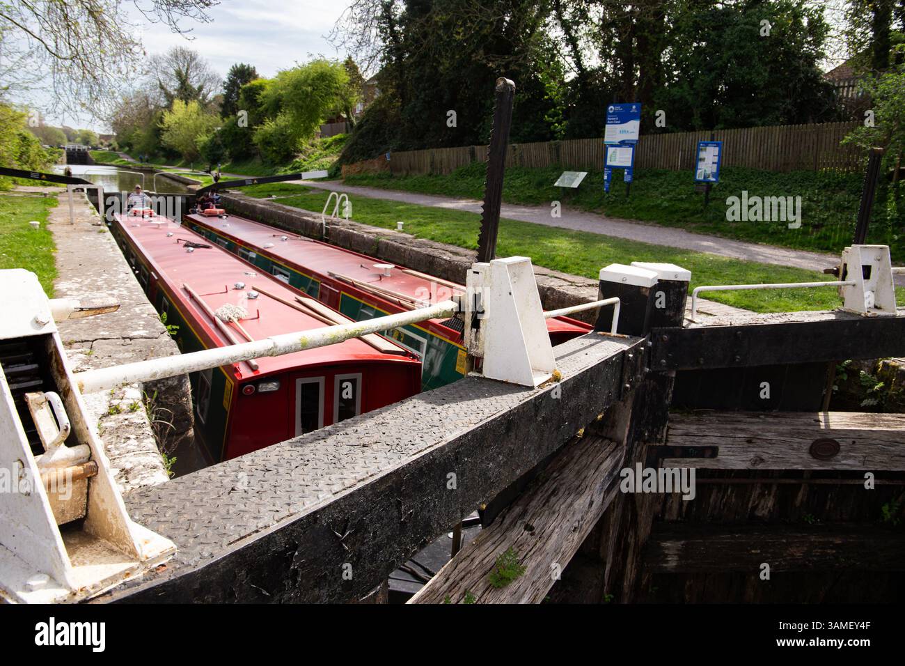 Due lunghe barche a remi sul canale Kennet e Avon Caen Hill navigano nella chiusa di Sir Hugh Stockwell. Foto Stock
