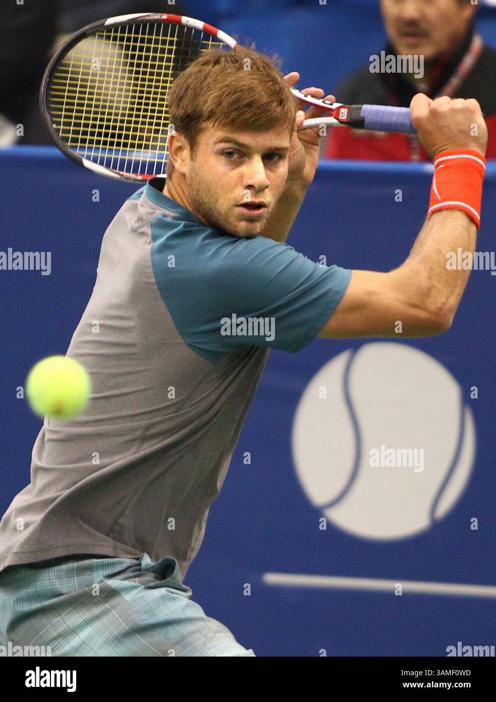 12 feb. 2014 - Memphis, TN, USA - Ryan Harrison ritorna un pallavolo ad Alex Bogomolov Jr. Durante il secondo round degli U.S. National Indoor Championships al Racquet Club di Memphis, Tenn., mercoledì 12 feb. 2014. (Immagine di credito: © Nikki Boertman/MCT/ZUMAPRESS.com) Foto Stock