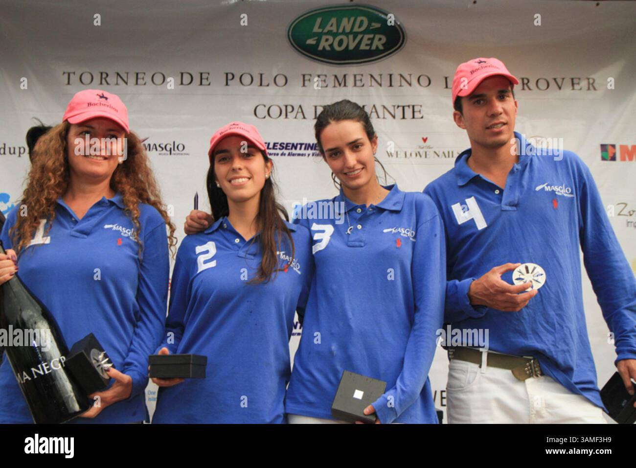 16 marzo 2014 - Colombia - Bogota marzo 14 de 2014. EN Los pinos Polo Club se realizo el primer torneo de Polo Femenino Land Rover- Copa Diamante, en la foto el equipo Masglo ganador del torneo Adriana Tabares, Juliana Luque, Joaquina Pla y Martin Bleier. Foto Nestor Gomez -El Tiempo CrÃÂ©dito: CEET FotÃÂ³grafo: NESTOR GÃâ€œMEZ (immagine di credito: © El Tiempo/GDA/ZUMAPRESS.com) Foto Stock