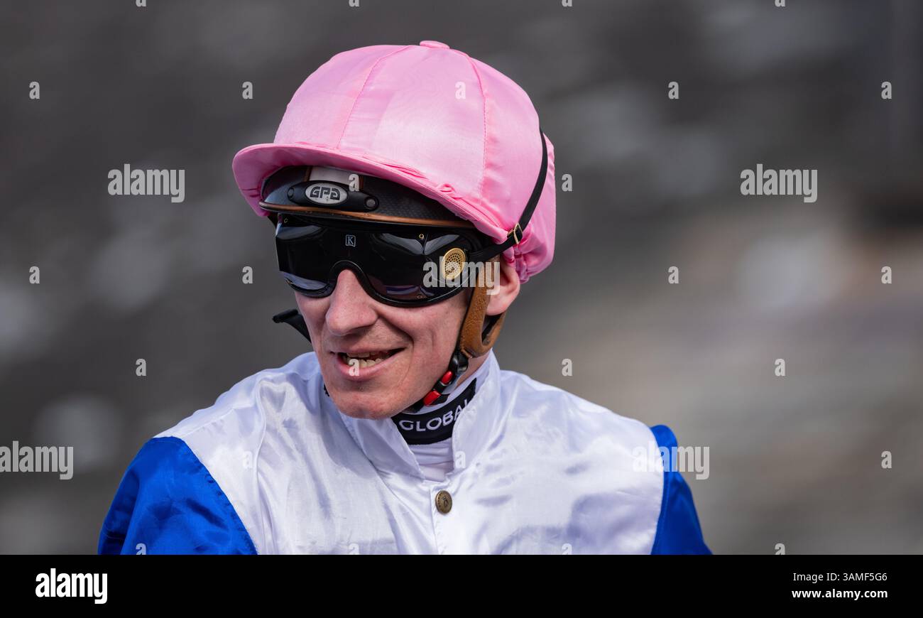 Hector Crouch si dirige verso la rotta a bordo di Whatcombe, davanti alle Darley EBF Maiden Stakes a Newbury. Crediti JTW equine Images / Alamy Foto Stock