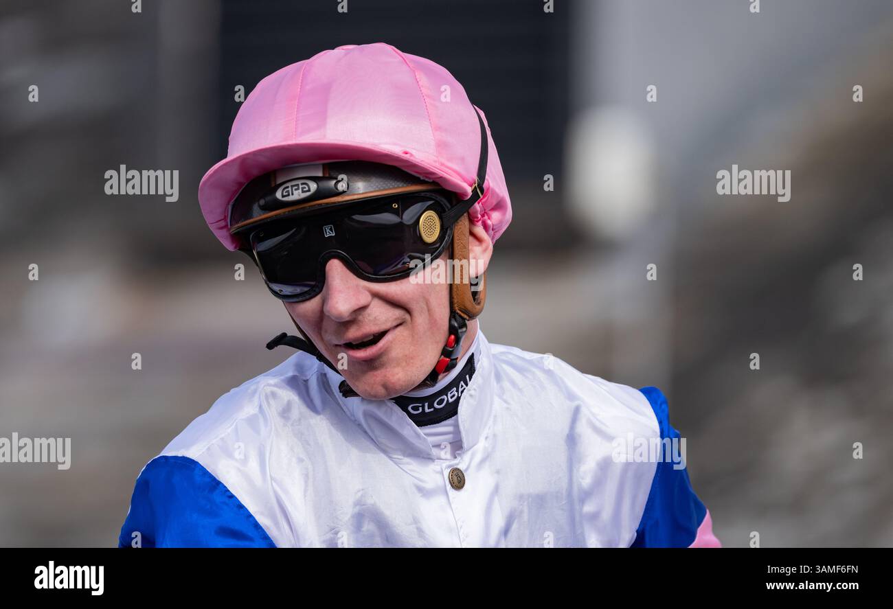 Hector Crouch si dirige verso la rotta a bordo di Whatcombe, davanti alle Darley EBF Maiden Stakes a Newbury. Crediti JTW equine Images / Alamy Foto Stock