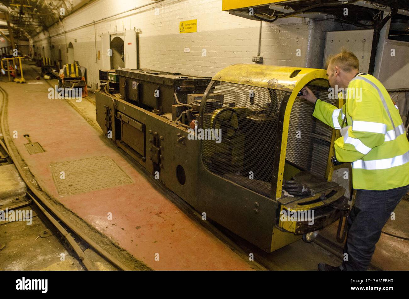 19 marzo 2014 - Londra, Regno Unito - opere e disegni tecnici. Molti lavoratori si ritirarono dalle ferrovie quando la mail Rail fu chiusa e così lasciarono molti dei loro effetti personali e rifiuti quotidiani dietro di loro nella zona del deposito principale vicino a Mount Pleasant. ..la ferrovia sotterranea delle Poste Ã mail Rail Ã corse silenziosamente e industriosamente per 6,5 miglia sotto le strade di Londra in gran parte inosservata per più di tre quarti di secolo. Ma dal 2003, la prima ferrovia elettrificata senza conducente di worldÃs è rimasta inattiva con solo una manciata di ingegneri per mantenerla. In base a nuovi piani sviluppati dalla Foto Stock