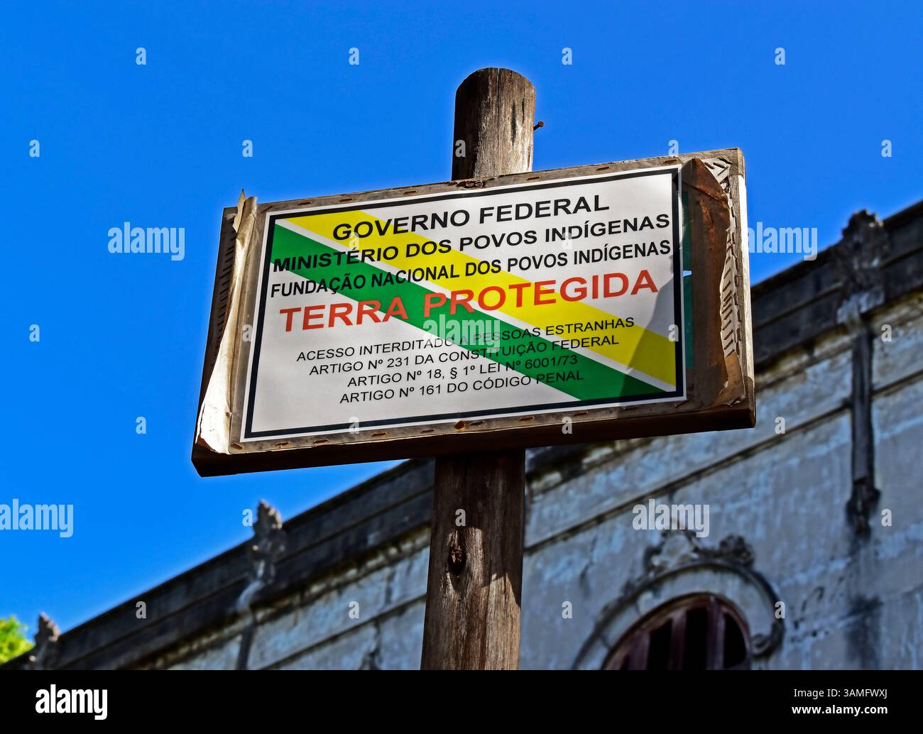 RIO DE JANEIRO, BRASILE - 12 aprile 2025: Cartello indicante la terra indigena protetta nel quartiere di Maracanã Foto Stock