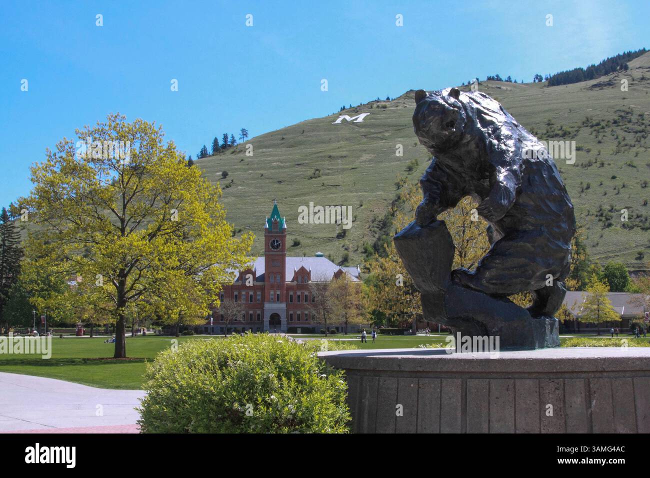 11 maggio 2012 - Missoula, Montana, Stati Uniti - la statua di bronzo Griz, University Hall, The Oval e la "M" sul Monte Sentinel presso il campus principale dell'Università del Montana a Missoula, Montana. (Immagine di credito: © Keith Crowley/ZUMA Wire/ZUMAPRESS.com) Foto Stock