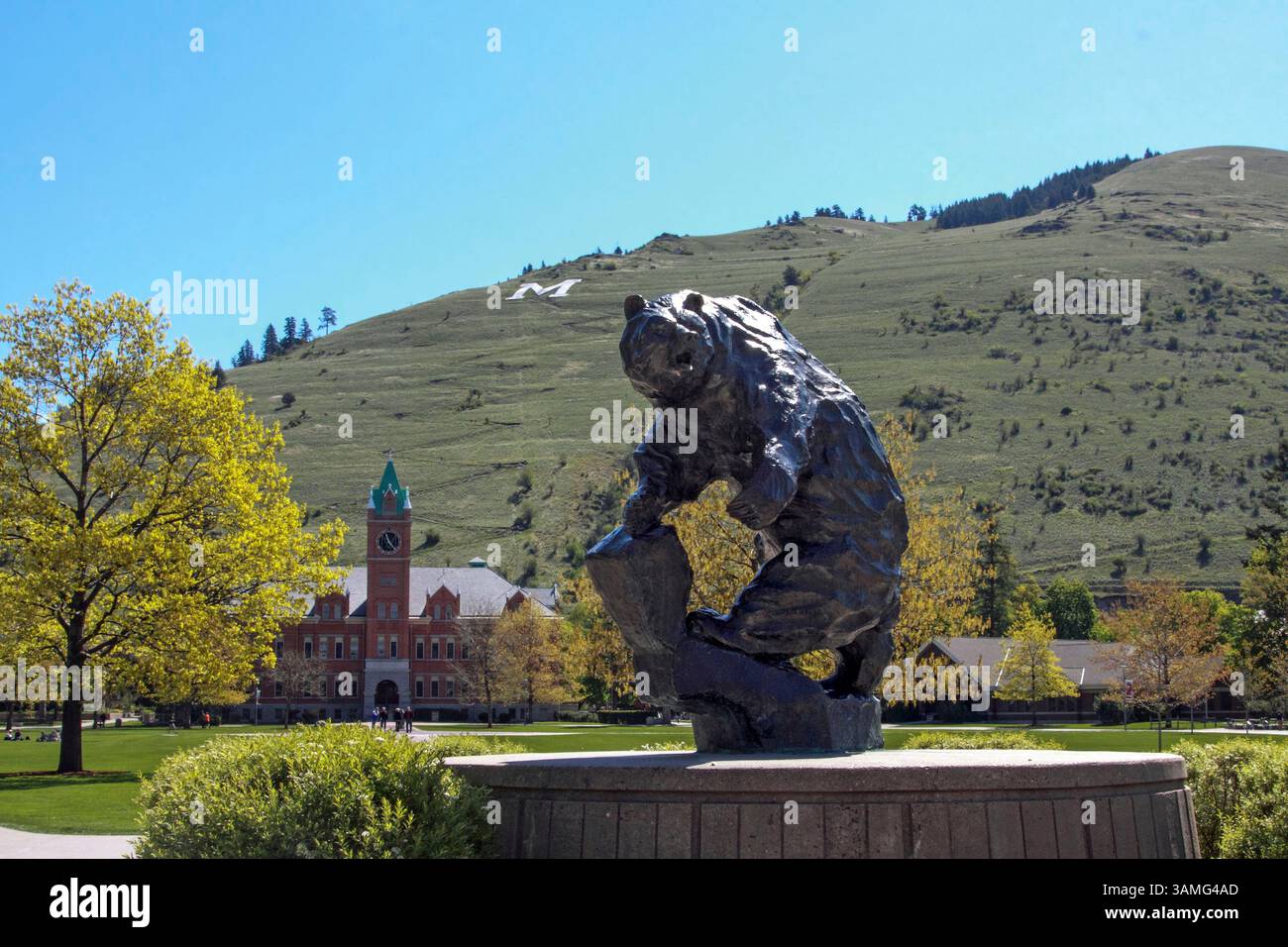 11 maggio 2012 - Missoula, Montana, Stati Uniti - la statua di bronzo Griz, University Hall, The Oval e la "M" sul Monte Sentinel presso il campus principale dell'Università del Montana a Missoula, Montana. (Immagine di credito: © Keith Crowley/ZUMA Wire/ZUMAPRESS.com) Foto Stock