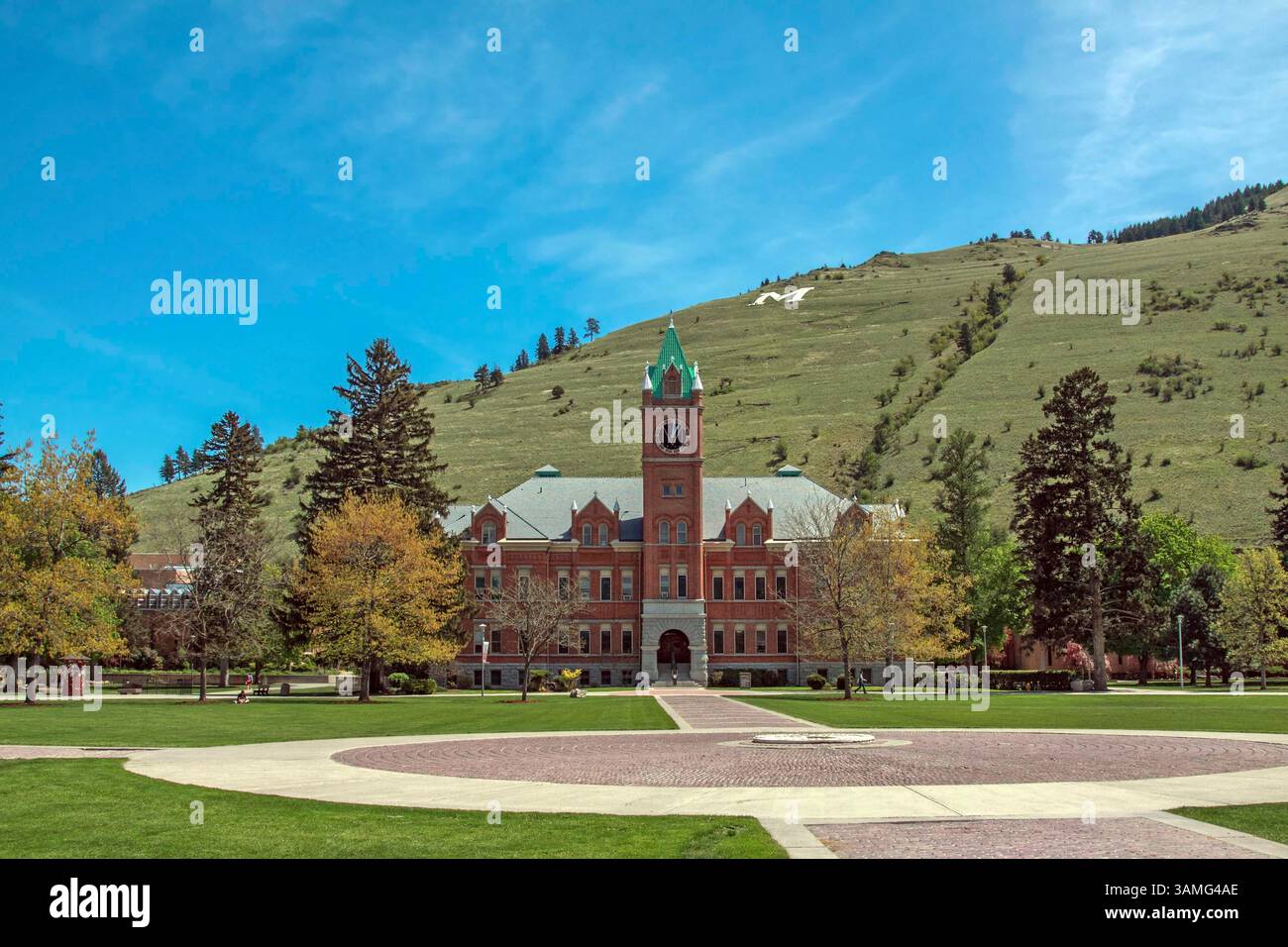 11 maggio 2012 - Missoula, Montana, Stati Uniti - University Hall, The Oval e la "M" sul Monte Sentinel presso il campus principale dell'Università del Montana a Missoula, Montana. (Immagine di credito: © Keith Crowley/ZUMA Wire/ZUMAPRESS.com) Foto Stock