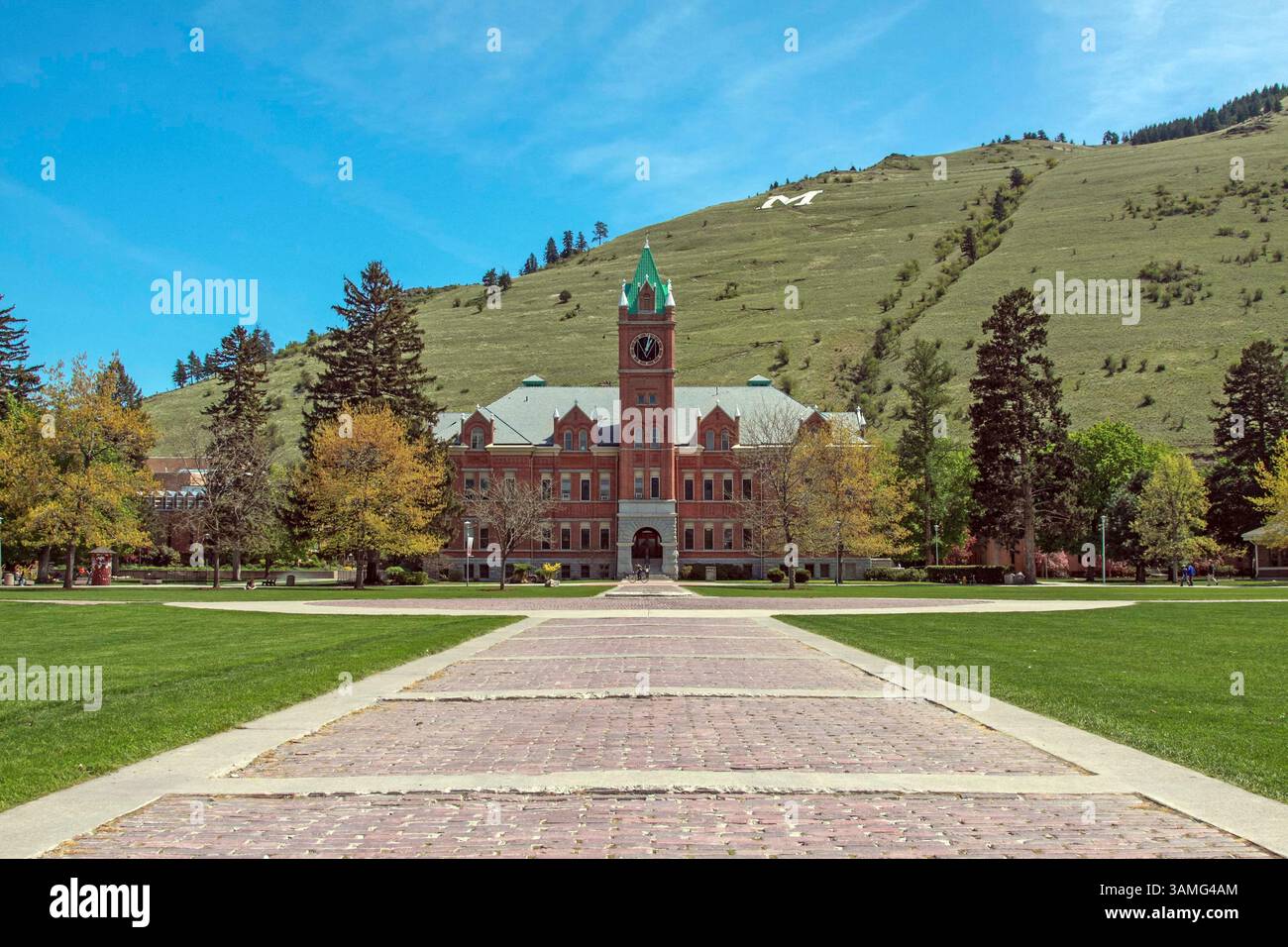11 maggio 2012 - Missoula, Montana, Stati Uniti - University Hall, The Oval e la "M" sul Monte Sentinel presso il campus principale dell'Università del Montana a Missoula, Montana. (Immagine di credito: © Keith Crowley/ZUMA Wire/ZUMAPRESS.com) Foto Stock