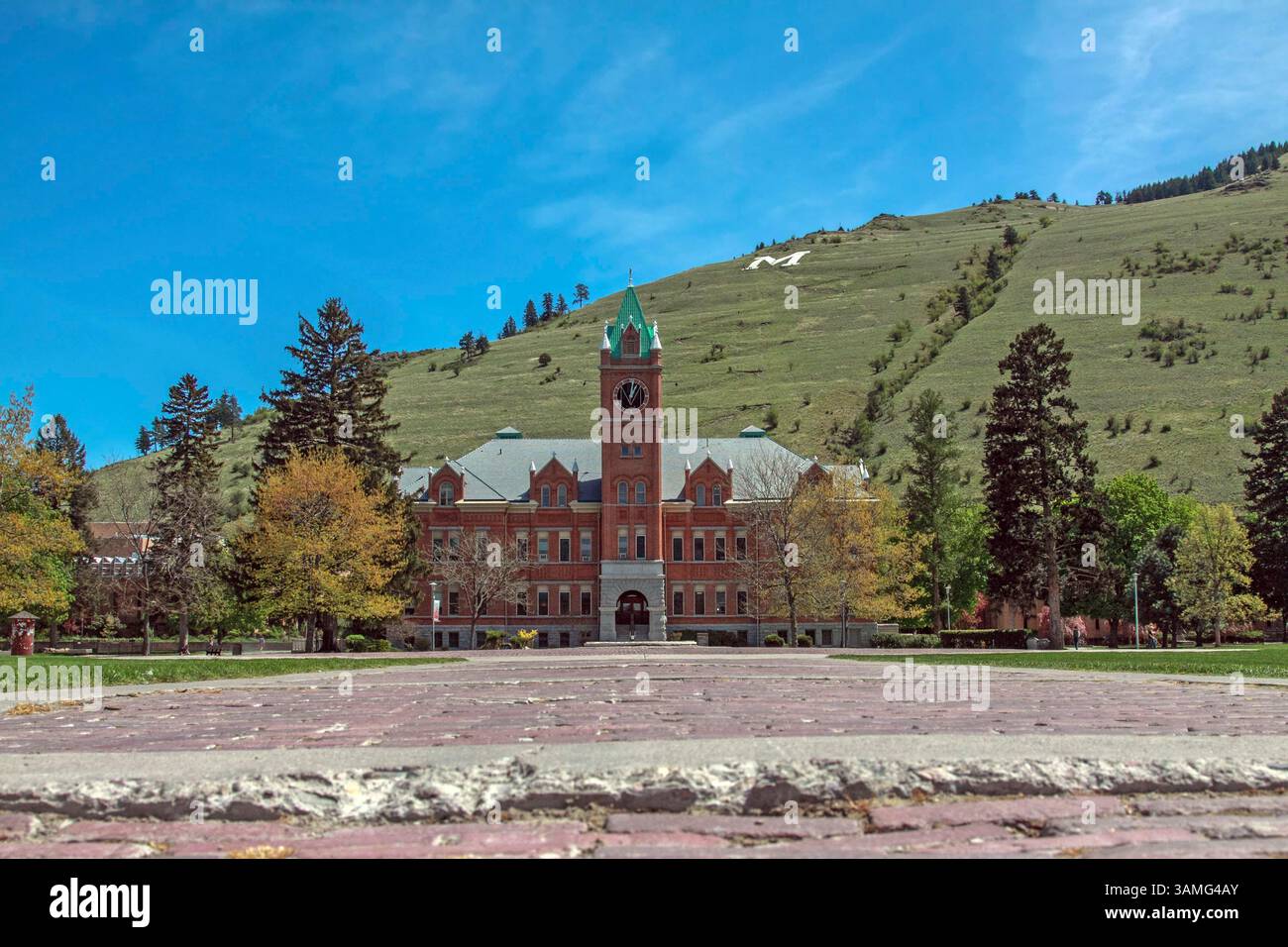 11 maggio 2012 - Missoula, Montana, Stati Uniti - University Hall, The Oval e la "M" sul Monte Sentinel presso il campus principale dell'Università del Montana a Missoula, Montana. (Immagine di credito: © Keith Crowley/ZUMA Wire/ZUMAPRESS.com) Foto Stock