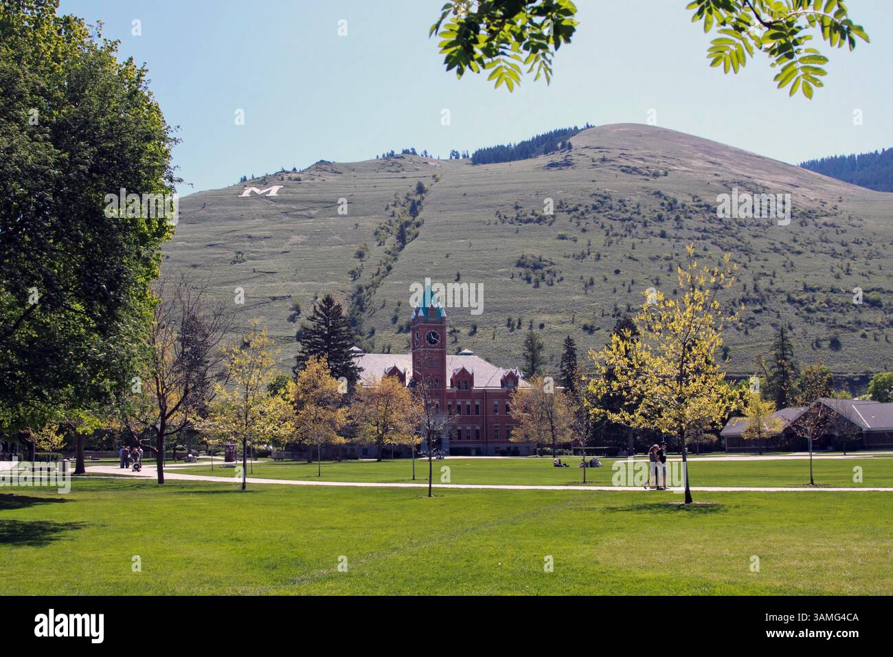 11 maggio 2012 - Missoula, Montana, Stati Uniti - University Hall, The Oval e la "M" sul Monte Sentinel presso il campus principale dell'Università del Montana a Missoula, Montana. (Immagine di credito: © Keith Crowley/ZUMA Wire/ZUMAPRESS.com) Foto Stock