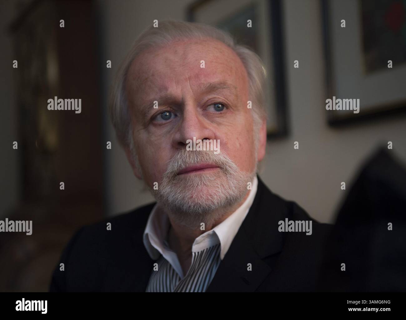 15 aprile 2014 - Washington, DC, USA - l'ex consigliere generale della CIA John Rizzo, fotografato nella sua casa di Washington, D.C., il 15 aprile 2014, è stato il principale architetto delle dure tecniche di interrogatorio utilizzate contro i detenuti terroristi in siti segreti neri di tutto il mondo dal 2002 al 2008. In qualità di ex-legge della CIA che ha controllato il controverso programma, respinge le scoperte trapelate di una indagine quadriennale del Senate Intelligence Committee che gli interrogatori grezzi andavano oltre le regole stabilite dal Dipartimento di giustizia e producevano poca utile intelligence da parte dei detenuti. (Immagine di credito: © Molly Riley Foto Stock