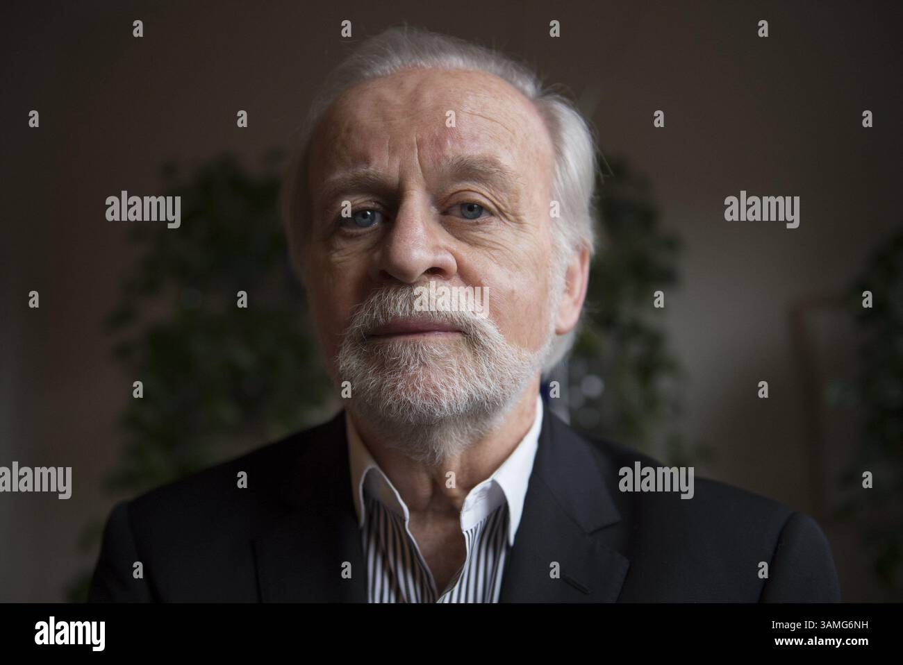 15 aprile 2014 - Washington, DC, USA - l'ex consigliere generale della CIA John Rizzo, fotografato nella sua casa di Washington, D.C., il 15 aprile 2014, è stato il principale architetto delle dure tecniche di interrogatorio utilizzate contro i detenuti terroristi in siti segreti neri di tutto il mondo dal 2002 al 2008. In qualità di ex-legge della CIA che ha controllato il controverso programma, respinge le scoperte trapelate di una indagine quadriennale del Senate Intelligence Committee che gli interrogatori grezzi andavano oltre le regole stabilite dal Dipartimento di giustizia e producevano poca utile intelligence da parte dei detenuti. (Immagine di credito: © Molly Riley Foto Stock