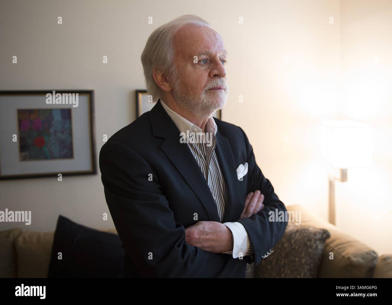 15 aprile 2014 - Washington, DC, USA - l'ex consigliere generale della CIA John Rizzo, fotografato nella sua casa di Washington, D.C., il 15 aprile 2014, è stato il principale architetto delle dure tecniche di interrogatorio utilizzate contro i detenuti terroristi in siti segreti neri di tutto il mondo dal 2002 al 2008. In qualità di ex-legge della CIA che ha controllato il controverso programma, respinge le scoperte trapelate di una indagine quadriennale del Senate Intelligence Committee che gli interrogatori grezzi andavano oltre le regole stabilite dal Dipartimento di giustizia e producevano poca utile intelligence da parte dei detenuti. (Immagine di credito: © Molly Riley Foto Stock