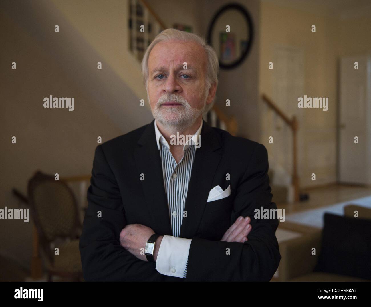 15 aprile 2014 - Washington, DC, USA - l'ex consigliere generale della CIA John Rizzo, fotografato nella sua casa di Washington, D.C., il 15 aprile 2014, è stato il principale architetto delle dure tecniche di interrogatorio utilizzate contro i detenuti terroristi in siti segreti neri di tutto il mondo dal 2002 al 2008. In qualità di ex-legge della CIA che ha controllato il controverso programma, respinge le scoperte trapelate di una indagine quadriennale del Senate Intelligence Committee che gli interrogatori grezzi andavano oltre le regole stabilite dal Dipartimento di giustizia e producevano poca utile intelligence da parte dei detenuti. (Immagine di credito: © Molly Riley Foto Stock