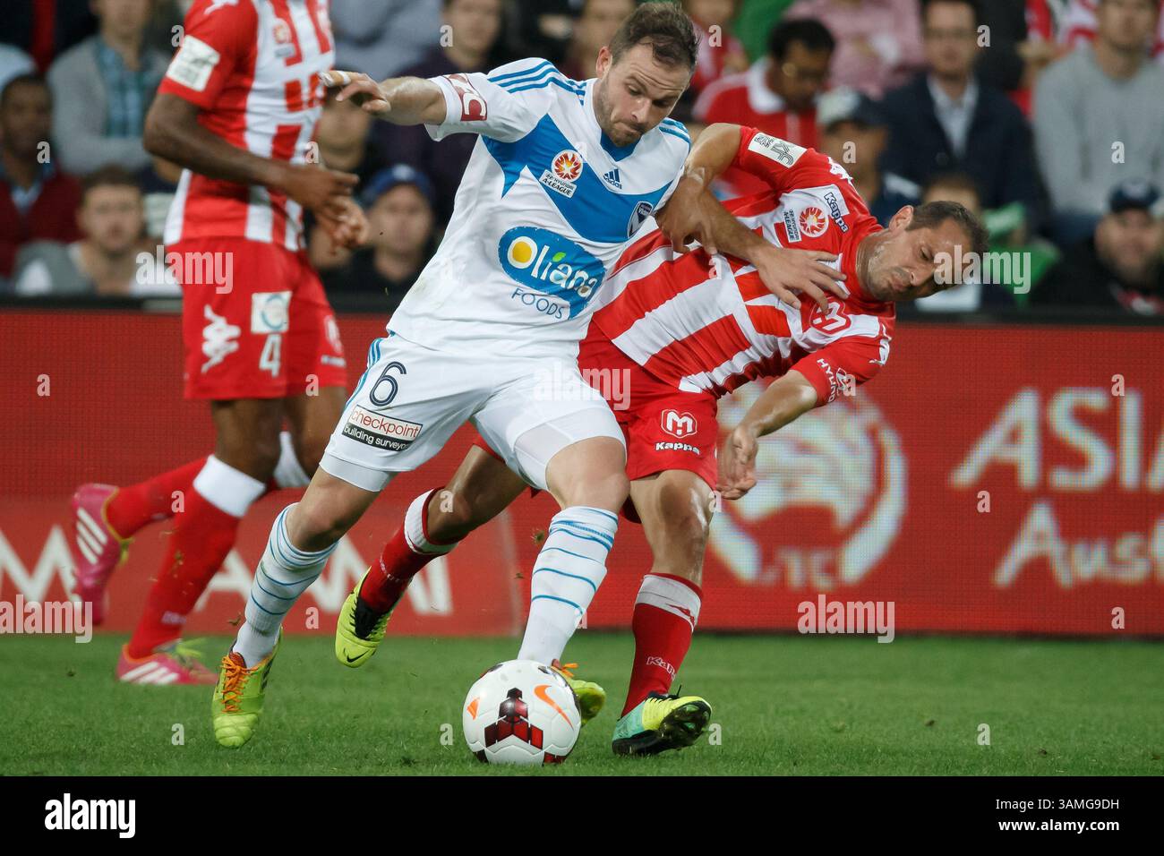 1 marzo 2014 - Melbourne, Victoria, Australia - Leigh BROXHAM della Vittoria vince la palla nel 21° round match tra Melbourne Heart e Melbourne Victory nella stagione australiana Hyundai A-League 2013-24 all'AAMI Park di Melbourne, Australia. (Immagine di credito: © Sydney Low/ZUMAPRESS.com) Foto Stock