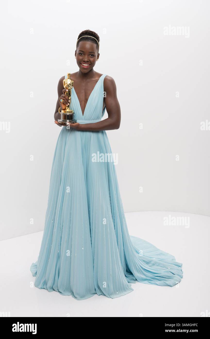 2 marzo 2014 - Hollywood, California, Stati Uniti - dopo aver vinto la categoria Performance di un'attrice in un ruolo di supporto per il suo lavoro in "12 anni uno schiavo", l'attrice LUPITA NYONG'o posa dietro le quinte con il suo Oscar durante la trasmissione televisiva dal vivo ABC degli Oscar dal Dolby Theatre di Hollywood. (Immagine di credito: © Todd Wawrychuk/AMPAS/ZUMAPRESS.com) Foto Stock