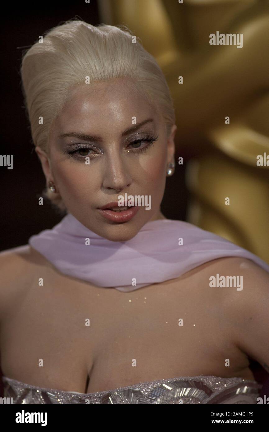 2 marzo 2014 - Hollywood, California, Stati Uniti - LADY GAGA indossa un abito metallico senza spalline ai 86° Academy Awards tenuti al Dolby Theater. (Immagine di credito: © Prensa Internacional/ZUMAPRESS.com) Foto Stock
