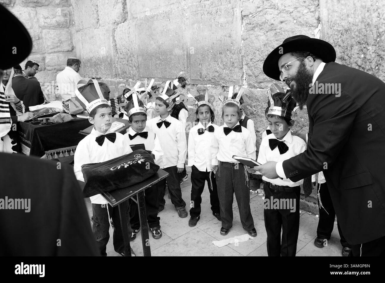 23 apr 2012 - Gerusalemme, Israele - Rabbi Teacher con il suo allievo davanti al muro Occidentale, la città vecchia. "È un residuo dell'antica cinta muraria che circondava il cortile del tempio ebraico, ed è probabilmente il luogo più sacro riconosciuto dalla fede ebraica al di fuori del Monte del Tempio stesso"-Mark Twain Time sembra congelare in alcune aree della Terra Santa. Le antiche tradizioni sono fermamente sostenute in alcuni settori religiosi. (Immagine di credito: © Motty Levy/ZUMA Wire/ZUMAPRESS.com) Foto Stock