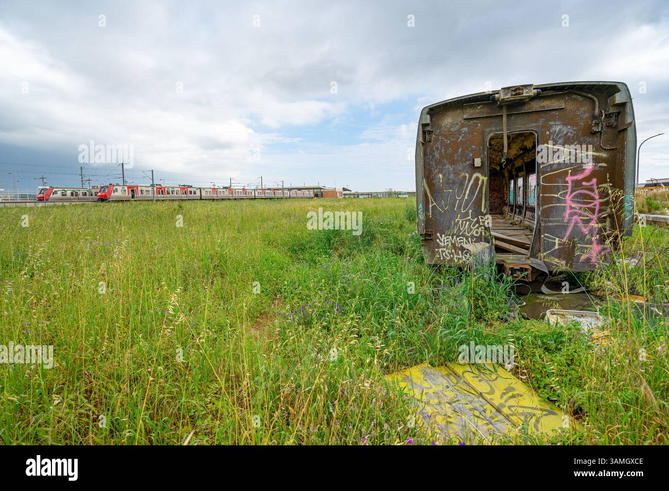 Carrozze ferroviarie passeggeri distrutte, fatiscenti e abbandonate accanto alla stazione ferroviaria in disuso nella città di Barreiro-Portogallo. Foto Stock