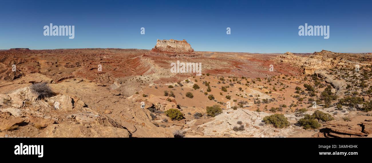 Dalla cima della barriera corallina di San Rafael, la montagna del Tempio (6.773 metri) sorge sopra il colorato pavimento del deserto. Situato vicino a Hanksville, Utah, Foto Stock