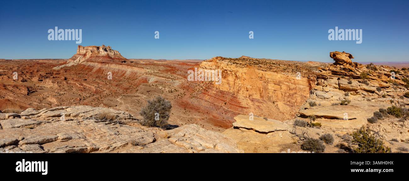 Dalla cima della barriera corallina di San Rafael, la montagna del Tempio (6.773 metri) sorge sopra il colorato pavimento del deserto. Situato vicino a Hanksville, Utah, Foto Stock