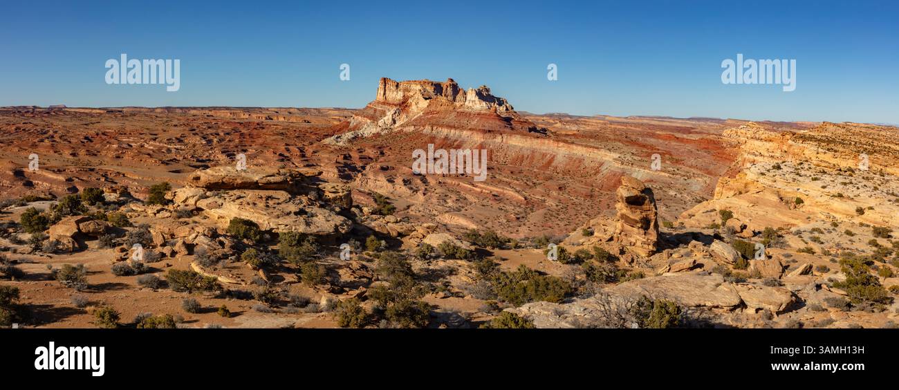 Dalla cima della barriera corallina di San Rafael, la montagna del Tempio (6.773 metri) sorge sopra il colorato pavimento del deserto. Situato vicino a Hanksville, Utah, Foto Stock