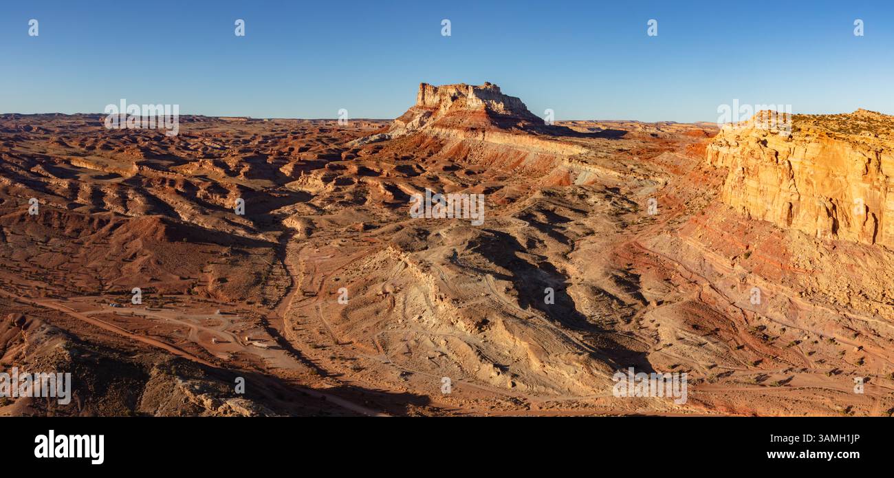 Dalla cima della barriera corallina di San Rafael, la montagna del Tempio (6.773 metri) sorge sopra il colorato pavimento del deserto. Situato vicino a Hanksville, Utah, Foto Stock