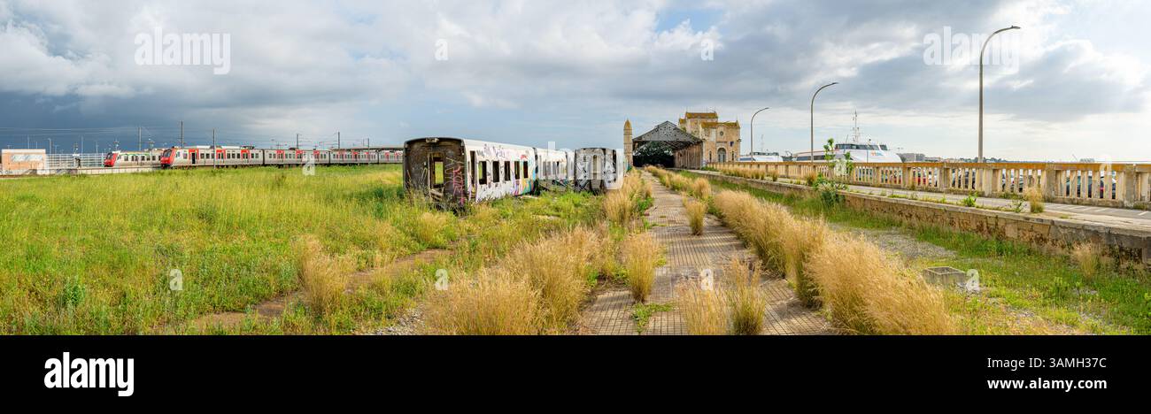 Carrozze ferroviarie passeggeri distrutte, fatiscenti e abbandonate accanto alla stazione ferroviaria in disuso nella città di Barreiro-Portogallo. Foto Stock