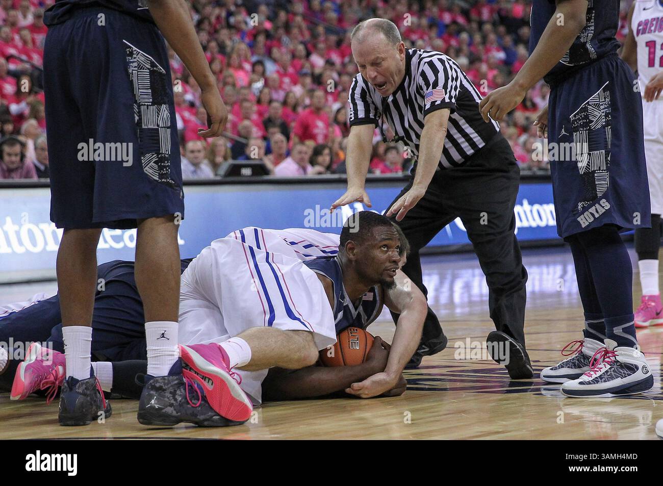 25 gennaio 2014 - Omaha, Nebraska, Stati Uniti d'America - 25 gennaio 2014 - Omaha, Nebraska Stati Uniti - Georgetown Hoyas center Moses Ayegba #32 si assicura il basket nel secondo tempo con l'attaccante dei Creighton Bluejays Ethan Wragge #34 si schiera in cima e il gioco ufficiale si precipita per fermare l'azione durante una partita di basket maschile NCAA tra Georgetown Hoyas e Creighton Bluejays at Creighton Bluejays at 63: Century Link-Creighton. 76. © Michael Spomer/Cal Sport Media/ZUMAPRESS.com) Foto Stock