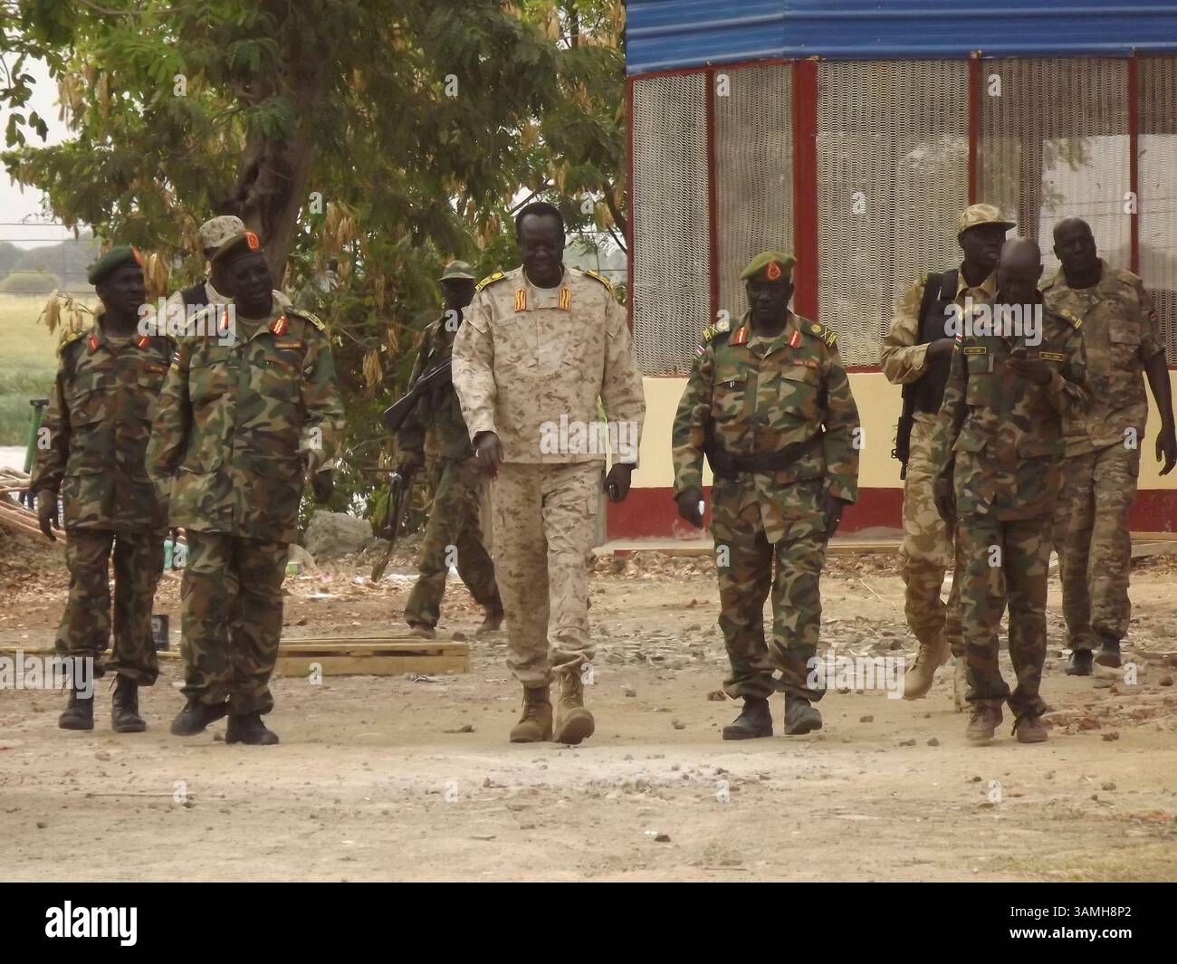 12 gennaio 2014 - Malakal, Sudan del Sud - Capo di Stato maggiore dell'SPLA GeneralÊJames Hoth MaiÊin (centro) accompagnato da un certo numero di ufficiali e soldati governativi (SPLA) nella capitale Malakal dello stato dell'alto Nilo nel Sudan del Sud. Malakal è considerata una delle città più colpite dal conflitto tra il governo e i ribelli. (Immagine di credito: © Samir Bol/ZUMA Wire/ZUMAPRESS.com) Foto Stock