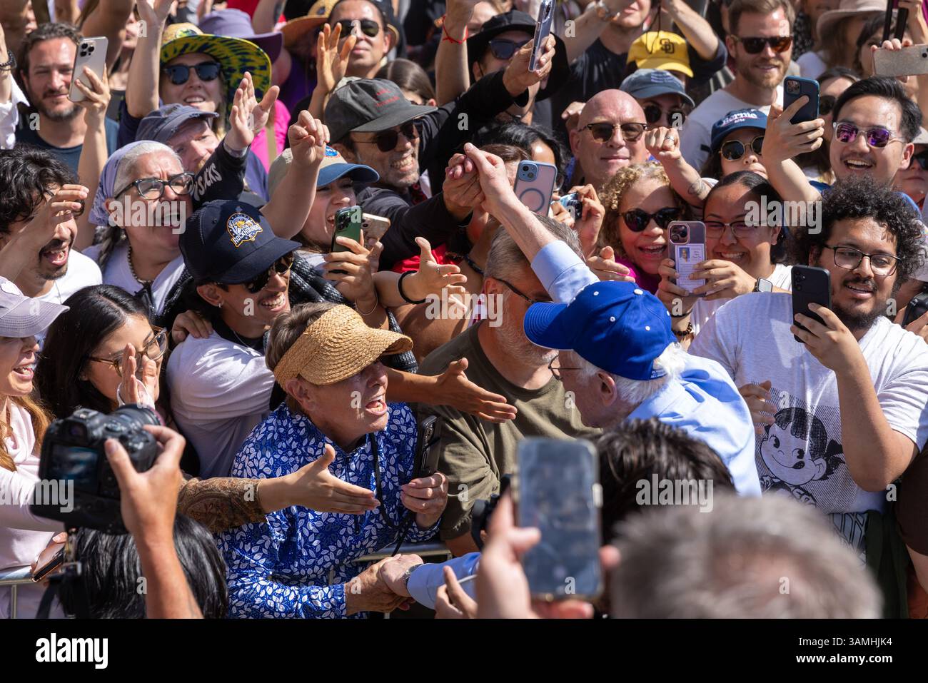 Los Angeles, California, Stati Uniti - 12 aprile 2025: Bernie Sanders saluta i tifosi al rally di lotta contro l'oligarchia a Los Angeles. Foto Stock