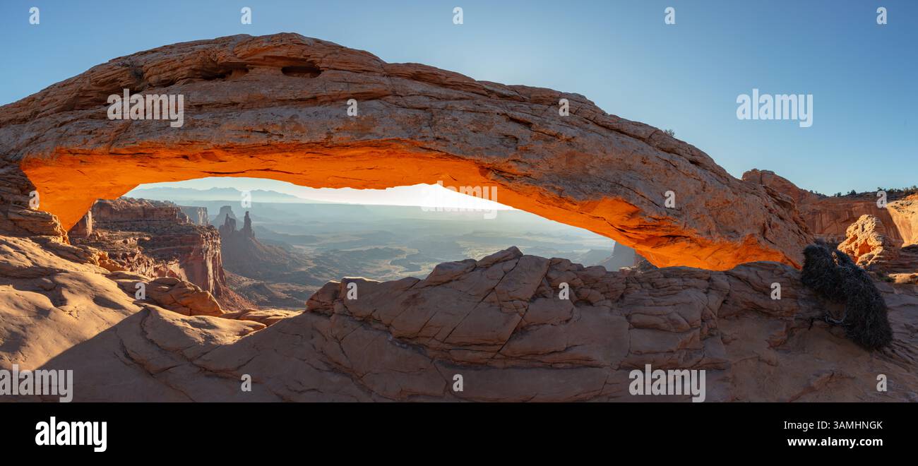 L'alba arancione risplende sul Mesa Arch nell'Island in the Sky Dstrict del Canyonlands National Park nello Utah. Foto Stock