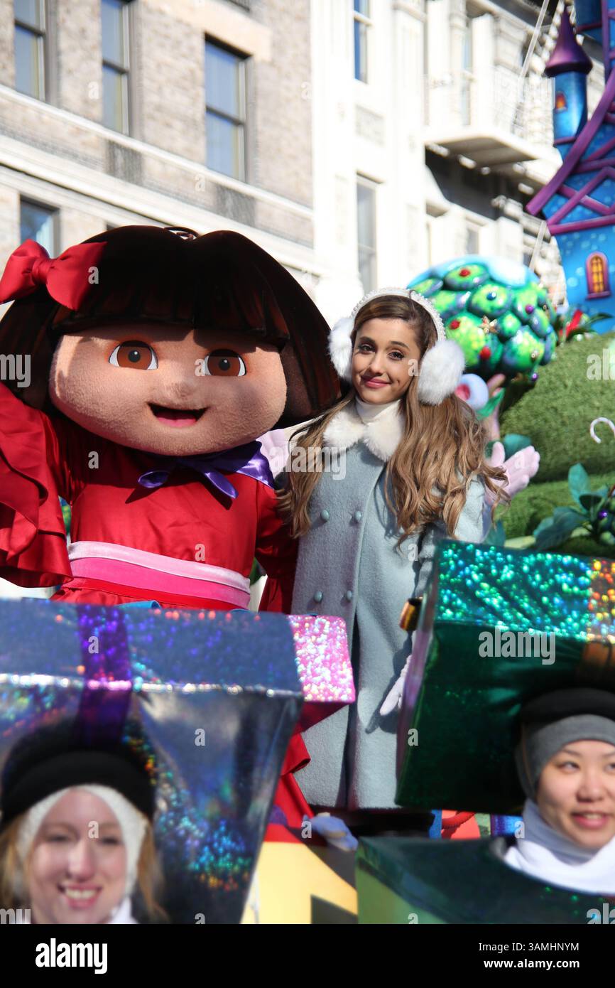 28 novembre 2013 - New York, New York, Stati Uniti - 87th Annual Macy's Thanksgiving Day Parade. Central Park West, New York. 28 novembre 2013.foto di , Photos Inc 2013.ARIANA GRANDE. (Immagine di credito: © Sonia Moskowitz/Globe Photos/ZUMAPRESS.com) Foto Stock