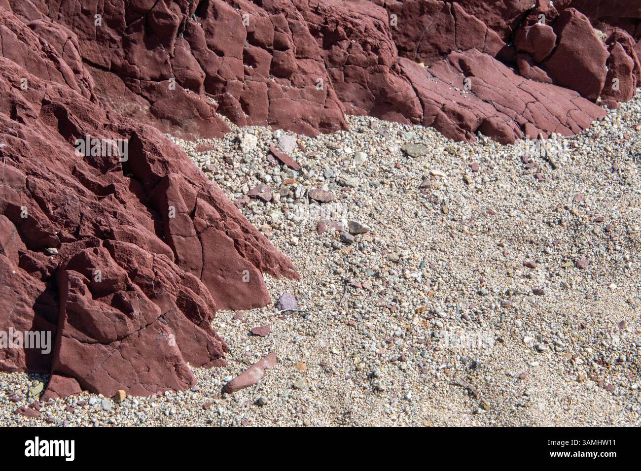 La pietra rossa incontra la sabbia del deserto Foto Stock